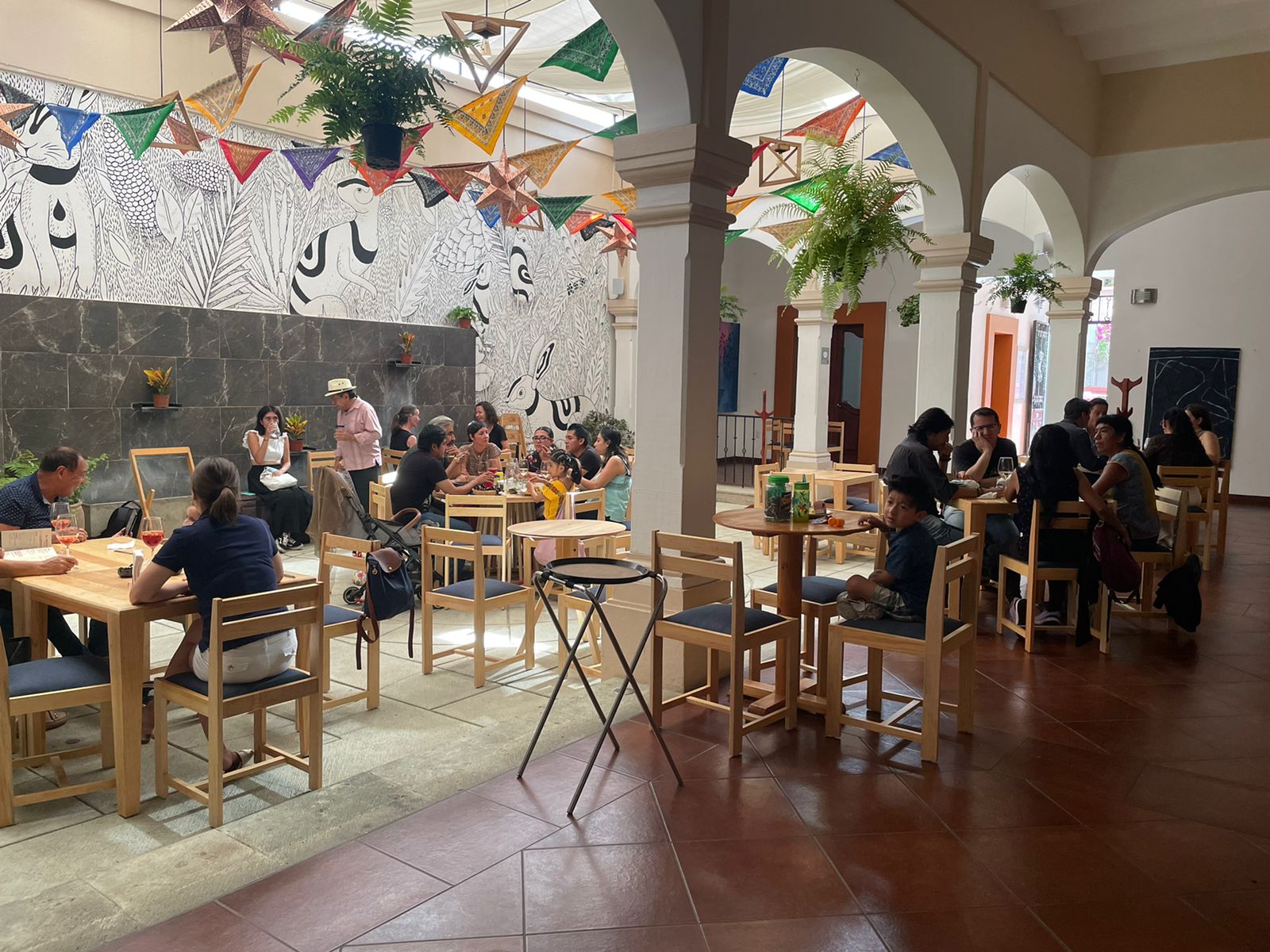 Comedor de Taniperla con mural y papel picado